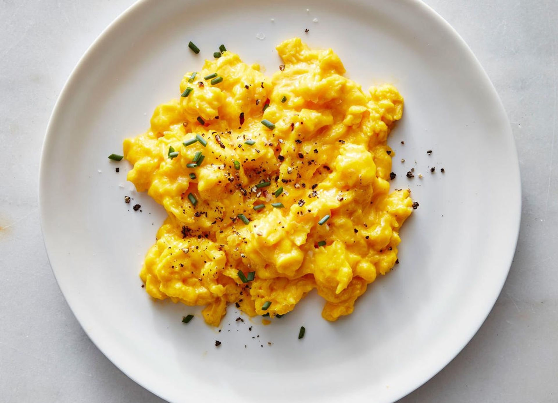 Scrambled eggs. Яичница болтунья и Скрэмбл. Скрэмбл ЭГГ. Глазунья омлет Скрэмбл. Скрабл яйца.